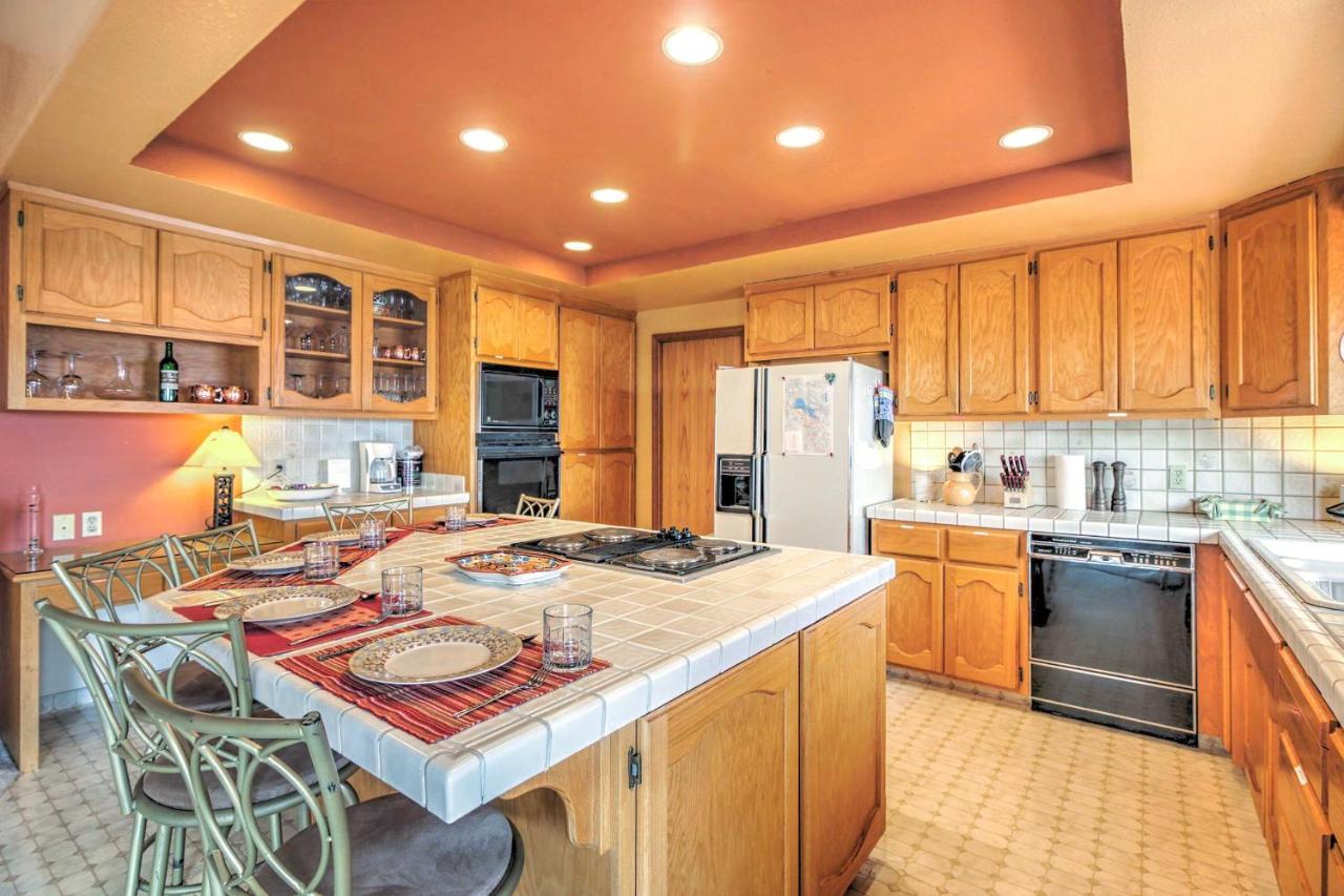 Spacious Kelseyville Home With Large Lakefront Deck! المظهر الخارجي الصورة