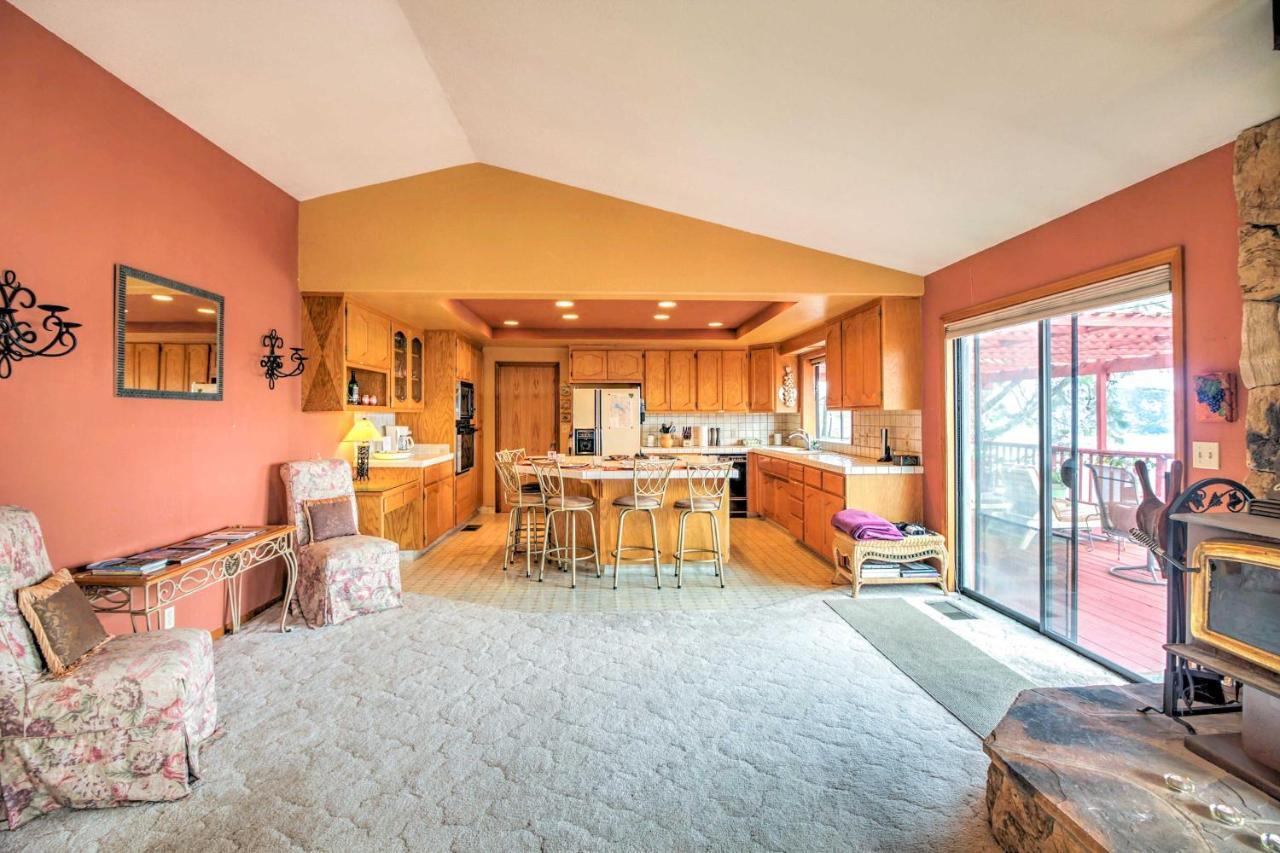 Spacious Kelseyville Home With Large Lakefront Deck! المظهر الخارجي الصورة
