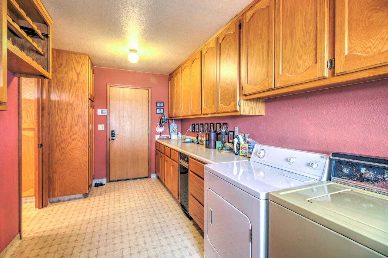 Spacious Kelseyville Home With Large Lakefront Deck! المظهر الخارجي الصورة